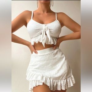 Schiffy Knot Front Ruffle Hem Bikini
Swimsuit
White / 6
